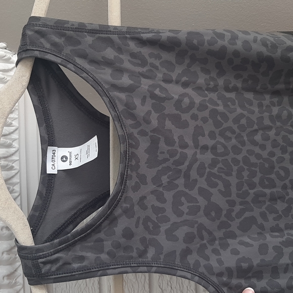 NWT Women's 90 Degrees by Reflex Night Leopard Grey Sports Cropped Top Size XS - Picture 3 of 7